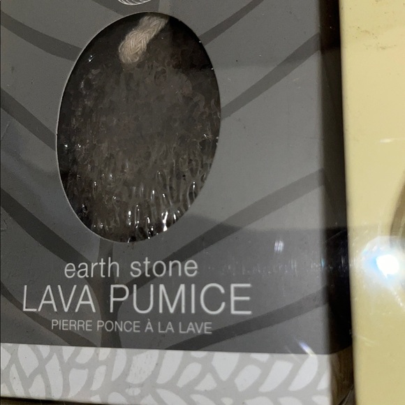 Spa Set Giftbox NWOT Exfoliate, Sponge, Gloves & Lava Pumice - Picture 10 of 10